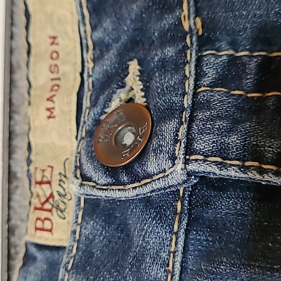 VINTAGE EXCLUSIVE MADISON BKE EMBROIDERED FRAYED-HEM DISTRESSED DENIM SKIRT - Picture 9 of 12